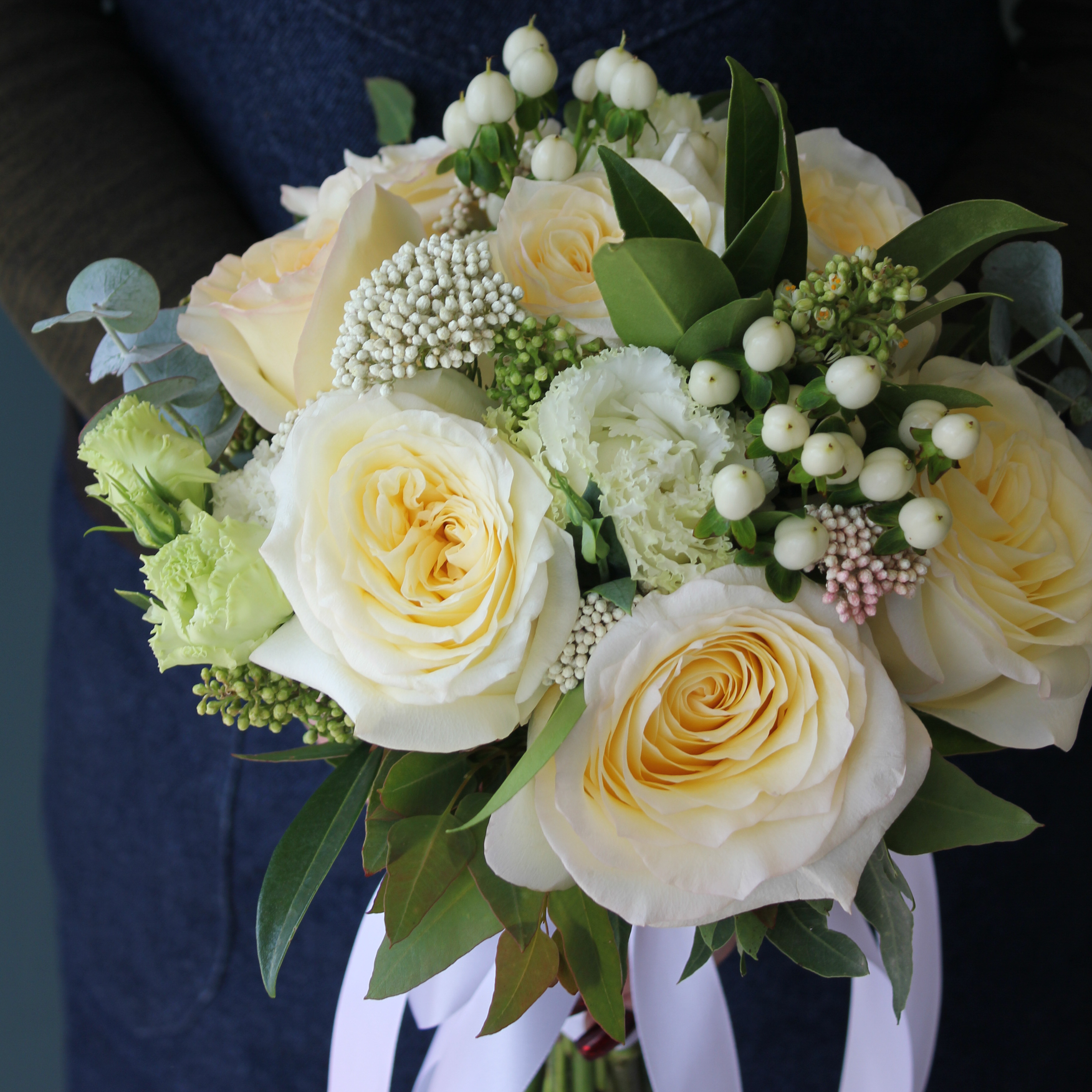 Букет невесты из белых роз "Classic"